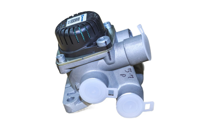 Differential relay valve